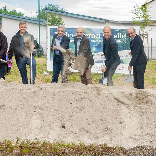 Mit dem Spatenstich – hier Rainer Staar (Planungsbüro fiberprojects, von links), Daniel Lange, Konstantinos Matanis (MSG), Bürge