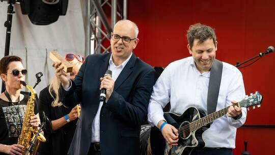 Lars Klingbeil bei einer SPD-Wahlveranstaltung an der Gitarre