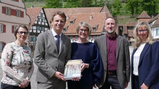 Präsentieren im Klosterhof den Tagungsband: Sandra Eberle, Konservatorin Staatliche Schlösser und Gärten (SSG), Kai Fischer, Abt