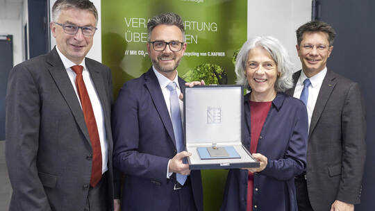 Oberbürgermeister Peter Boch (zweiter von links) überreicht Geschäftsführerin Birgitta Hafner die Ehrenplakette zum 175-jährigen