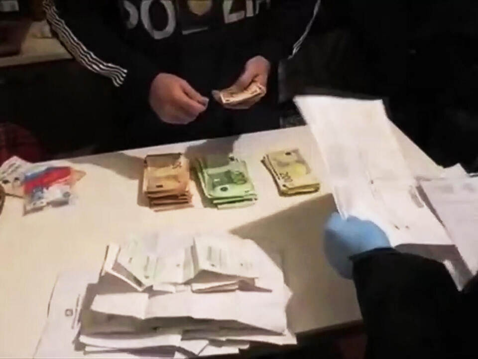 Bei den jüngsten Razzien wurden Drogen, Waffen, Bargeld, aber auch zahlreiche Dokumente und Datenträger sichergestellt. Foto: pi Razzia gegen Mafia und organisierte Kriminalität
