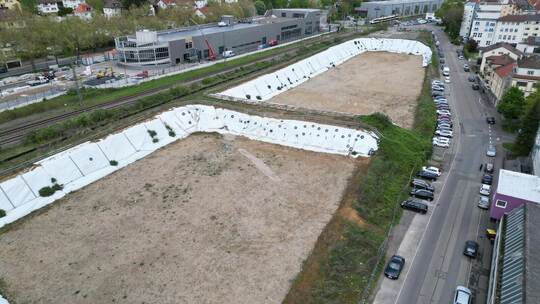 Auch PZ-Leser fragen sich, wie es mit den großen Aushüben an den Gleisen weitergehen soll. Baugruben Frankstraße