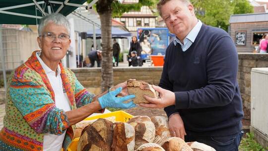 Auch Bürgermeister Thomas Zeilmeier kommt gern auf den Abendmarkt. Am Mittwoch hat er bei Petra Roether von den Backhausfreunden