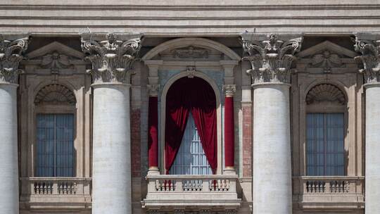 Die Mittelloggia des Petersdoms.
