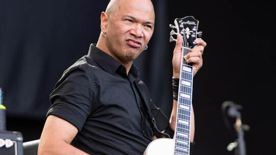 Echt jetzt? Echt jetzt! Danko Jones gibt im beschaulichen Hamberg ein Biergarten-Konzert. WOA - Wacken Open Air