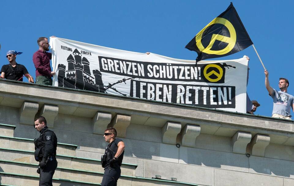Indentitäre protestieren auf dem Brandenburger Tor