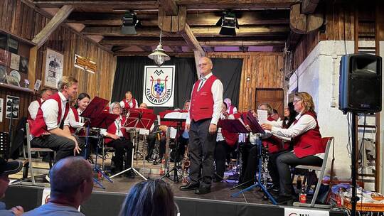 Orchesterleiter Bruno Sautner (Mitte) und der Musikverein Ellmendingen laden zur „Musikalischen Weinreise“ ein. Foto: Steffen Re