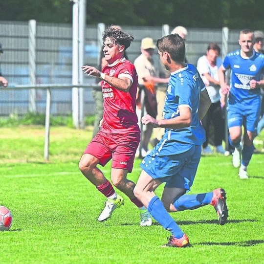 Den entscheidenden Tick besser war Huchenfeld (rot) im Derby gegen Ersingen und siegte verdient mit 2:0. Hennrich