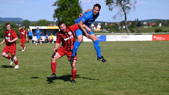 Obenauf sind die Gäste aus Knittlingen (blaue Trikots) beim knappen 2:1-Auswärtssieg gegen Ölbronn-Dürrn. Hennrich