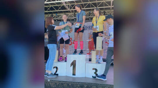 Die Meisterin im Gebäudereinigerhandwerk Stephanie Weissert (Mitte) nimmt bei der Siegerehrung in Karlsruhe Glückwünsche entgege