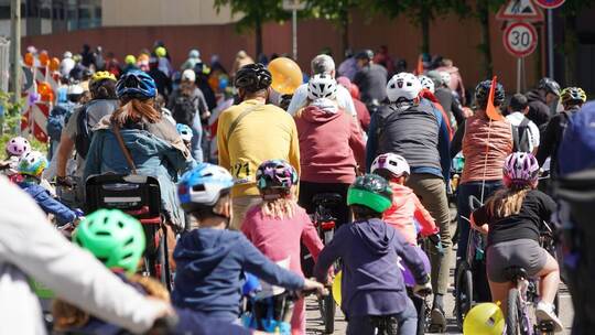 Vom Waisenhausplatz aus fahren die Kinder mit ihren Eltern in Richtung Schloßberg. Ihre Tour endet am Haus der Jugend, wo bereit