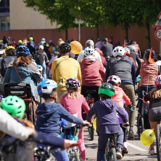 Vom Waisenhausplatz aus fahren die Kinder mit ihren Eltern in Richtung Schloßberg. Ihre Tour endet am Haus der Jugend, wo bereit