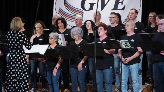 Unter der Leitung von Dirigentin Julia Heil präsentiert der Chor „Stimmwerk“ sowohl mitreißende als auch gefühlvolle Stücke. Rol