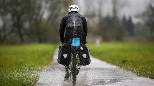 Radfahrer im Regen