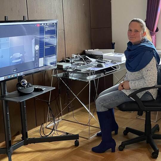 Sabine Zenker in der Telemedizinpraxis im Rathaus. Dort, wo die Bürgermeisterin sitzt, nimmt normalerweise die Medizinische Fach