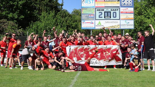 Und einer liegt quer! Die Kicker vom TuS Ellmendingen II bejubeln die vorzeitige Meisterschaft in der Kreisklasse C2. Foto: TuS
