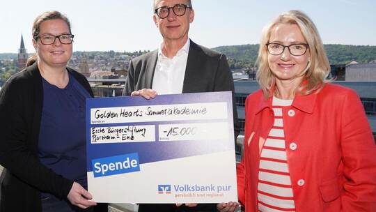 Rektorin Annette Bothe, Ralf Günther-Schmidt von der Ersten Bürgerstiftung und Frauke Janßen von „Golden Hearts“ ziehen an einem