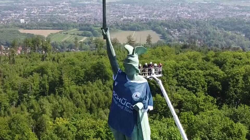 Hermannsdenkmal trägt Trikot von Arminia Bielefeld