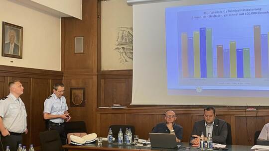 Stellen die Kriminalstatistik vor: Christoph Rohr (links) und Klaus Bächtle. Daneben sitzend Hauptamtsleiter Alexander Rabsteyn