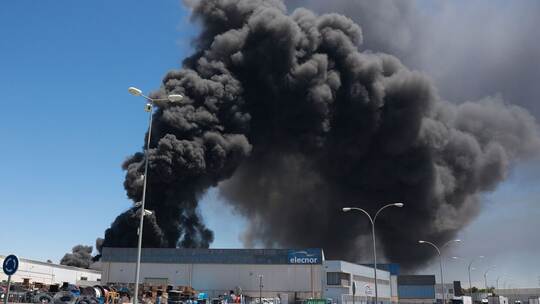 Chemie-Explosion: 77.000 Spanier sollen nicht ins Freie Chemie-Explosion: 77.000 Spanier sollen nicht ins Freie