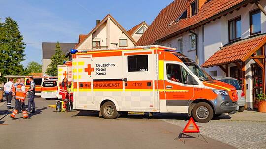Auto kollidiert mit Fußgängern - zwei Schwerverletzte