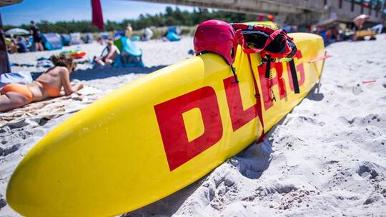 Rettungsschwimmer der DLRG an der Ostseeküste Rettungsschwimmer der DLRG an der Ostseeküste