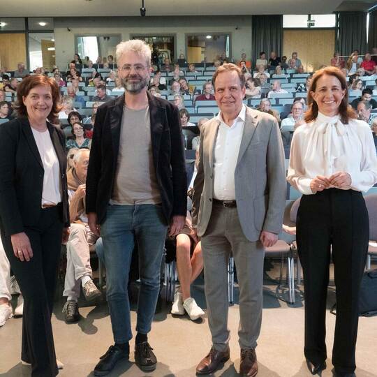 Frauke Sander (von links) , Referent Maximilian Steinbeis, Rektor Ulrich Jautz und Nadine Wagner beim Studium Generale in der Ho