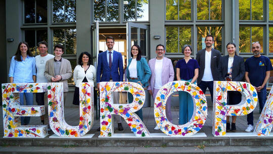 Linda Wendel und Bart Dewijze (The Artpole), Leon Meyer (Jugendgemeinderat), Gemeinderätin, Architektin und Vorsitzende der Euro