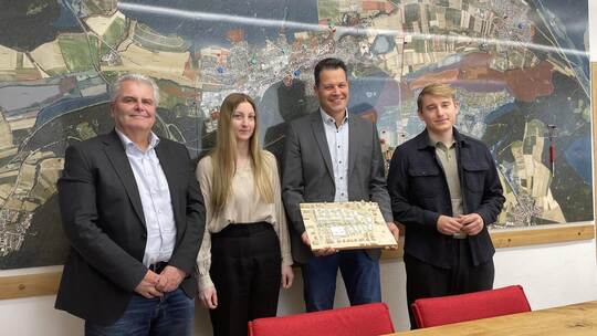 Maulbronns Bürgermeister Aaron Treut zeigt das Planmodell des Schenk-Areals. Mit Norbert Neuser (von links), Jasmin Kizler und T