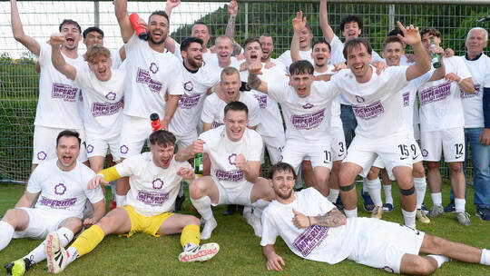 Das Fußball-Team des FC Nöttingen II feiert in Verbindung mit dem 4:0 bei der SG Nagold-Platte die Kreisliga-Meisterschaft, die