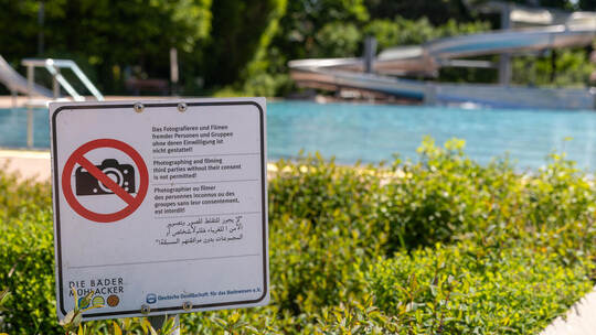 Am Schwimm-, oder Kinderbecken, auf der Wiese oder an den Umkleidekabinen ist das Fotografieren fremder Personen verboten. Ist d