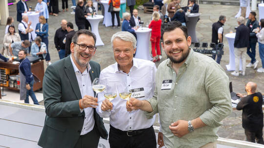 Ein Hoch aufs coole After-Work im Reuchlinhaus: Tobias Volle, Eugen Müller und Philipp Dörflinger (von links). Campaigners Network Meyle Müller