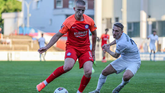 Unnötige Niederlage: Nöttingens Florian Krajinovic (links) setzt sich gegen Mannheims Pasqual Pander durch. Foto: Alfio Marino