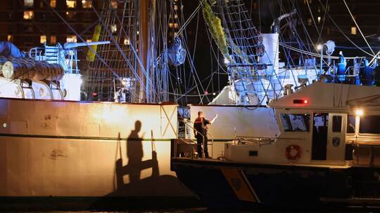 Schiff kollidiert mit Brooklyn Bridge in New York