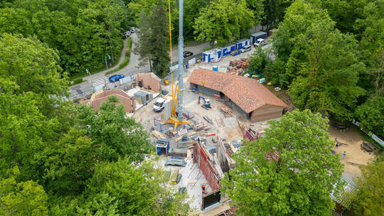 Eingebettet in den grünen Gürtel der Stadt im Hagenschieß liegt das neue Besucherzentrum.