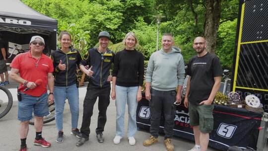 Bei Sven Alf Raffelsiefen, Nicole Göttler und Christoph Döbler von Enduro-One, Stefanie Bott, Alexander Heselschwerdt und Heiko