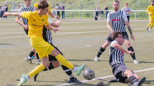 Der TSV Phönix Lomersheim (gelbe Trikots) spielte stark gegen die SpVgg Renningen.