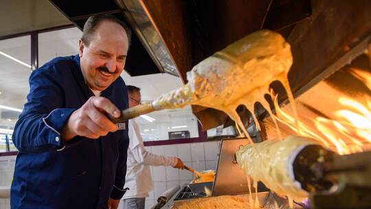 Johann Lafer präsentiert Frühlings-Baumkuchen in Salzwedel