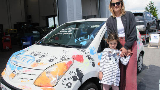 Kreativ: Felia Bogner hat beim Automarkt im Autozentrum Walter mitgeholfen, einen Nissan mit Fingerfarben künstlerisch zu gestal