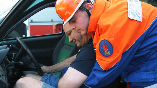 Bergeübung aus einem Kleinwagen: Vorne ist Michael Frolov aktiv, als Unfallopfer hat sich Thorsten Schreiner, Kassierer der Frei