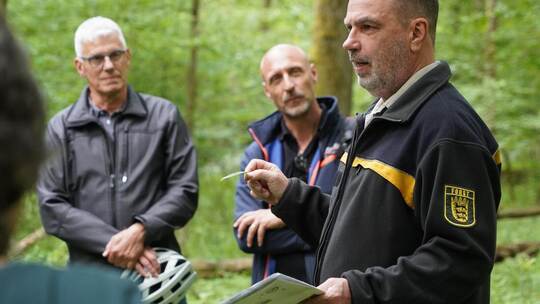 Förster Bernd Obermeier (von rechts) erklärt unter anderem Ölbronn-Dürrns Bürgermeister Norman Tank und seinem Stellvertreter He