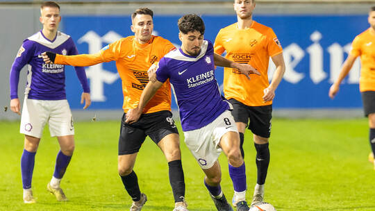 Nicht zu stoppen waren die Nöttinger mit Enes Türköz (vorne, im Zweikampf gegen CfR-Stürmer Salvatore Catanzano) beim 4:0 im Hin