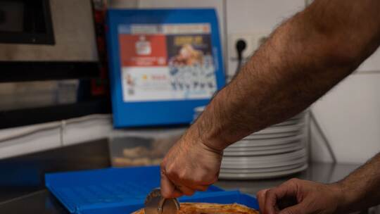 Blaue Pfandbox für Pizza