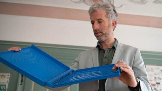 Blaue Pfandbox für Pizza