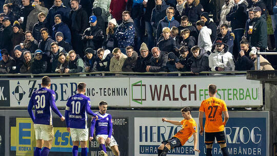 Volle Ränge, wie hier beim Hinspiel in Nöttingen, werden auch an diesem Mittwoch heim CfR erwartet. Foto: PZ-Archiv, ralf Becker