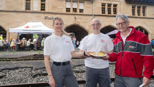 Großer Andrang beim Maultaschenfest des DRK Maulbronn: Svenja Haalboom (von links), Gero von Wagner und Thomas Haalboom präsenti