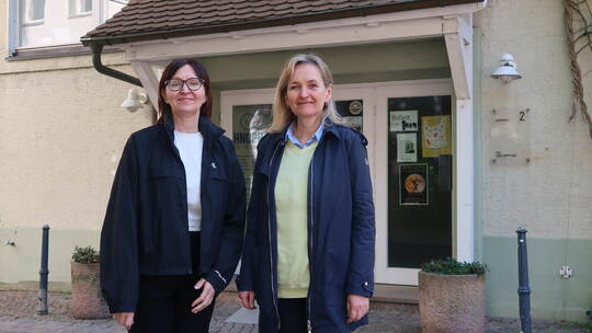 Tanzlehrerin Jelena Kiesner (links) und Angela Möllhoff (rechts) kannten sich schon vorher und arbeiten seit Februar im Projekt