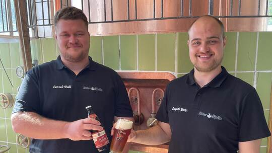 Conrad (links) und Leopold Volk präsentieren ihr neues Rotbier. Den Sondersud wird es im Jahr des 160-jährigen Bestehens allerdi