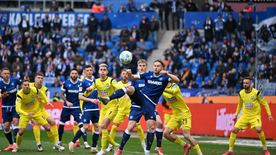 Leider doch nicht abgehoben: Für Christoph Kobald (vorne) und seine Karlsruher hat es in dieser Saison nicht für die Aufstiegspl
