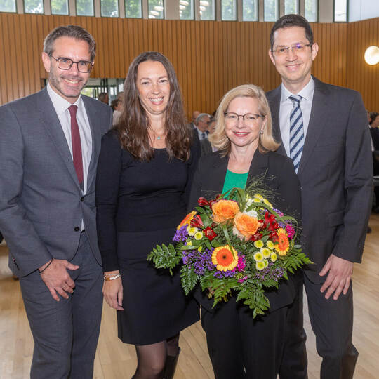 Jérôme Krets (links), der Vizepräsident des Landesarbeitsgerichts, sowie Ministerialdirigentin Beate Linkenheil und der ständige Amtseinführung Susanne Roth